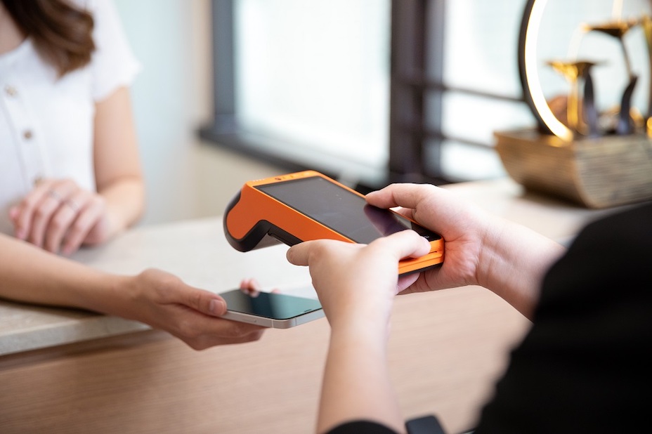 職員使用支援Wi-Fi及SIM卡的KPay智能POS收款機掃描顧客手機錢包QR Code收