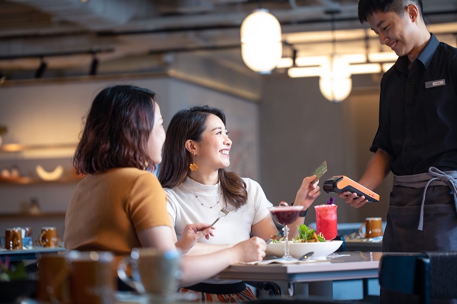  餐廳職員使用支援Wi-Fi及SIM卡的KPay智能POS收款機向顧客收款，不但提商結賬效率，同時亦提升顧客體驗