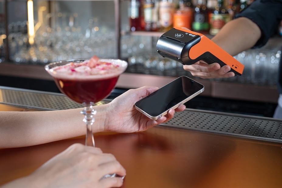 酒吧職員使用支援Wi-Fi及SIM卡的KPay智能POS收款機掃描顧客手機錢包QR Code收款